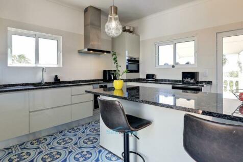 kitchen with breakfast bar