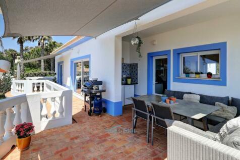 outdoor dining terrace off the kitchen