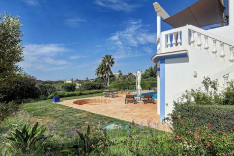 steps down to the pool &amp; fire pit