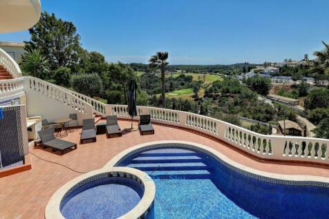 steps down to the pool