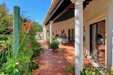 access to the covered veranda