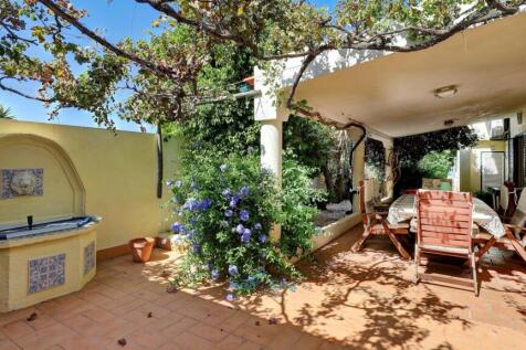 covered terrace &amp; water feature off kitchen &amp; dining area