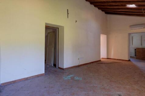 door ways to bedroom and hall
