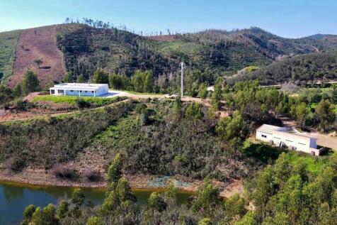 house &amp; stable block on 17 hectares
