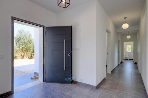 corridor to bedrooms