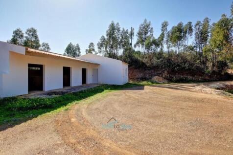 stables with 3 stalls
