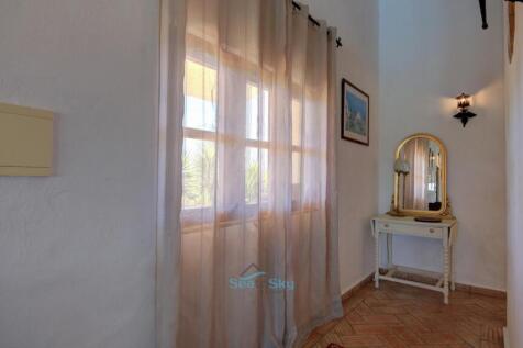 corridor to bedrooms