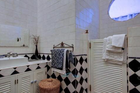 en-suite shower room