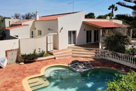 access through to pool area