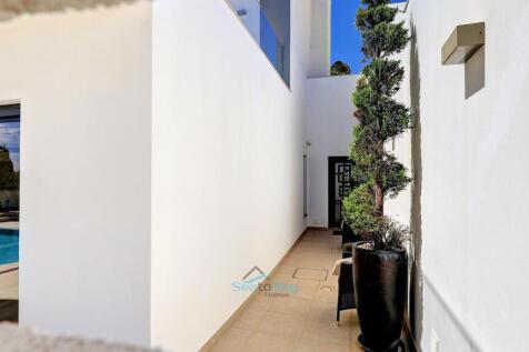 alternative entrance into the lower floor
