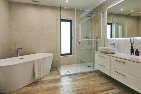 large en suite bathroom