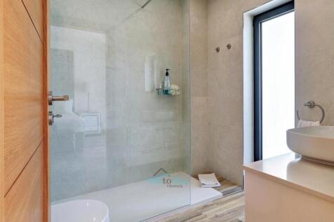 en suite bathroom