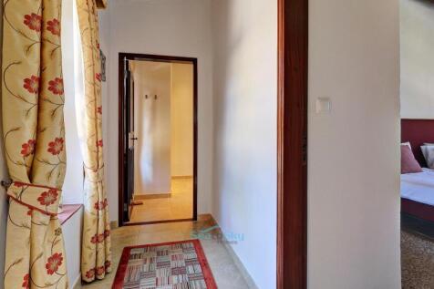 hall to bedrooms