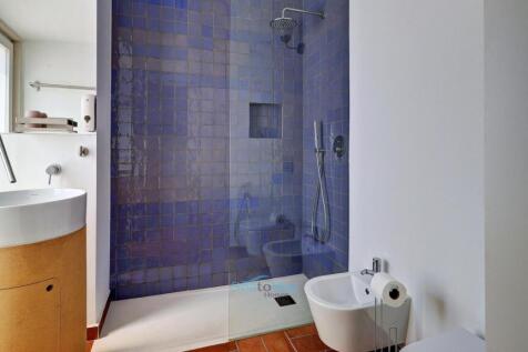 en-suite shower room