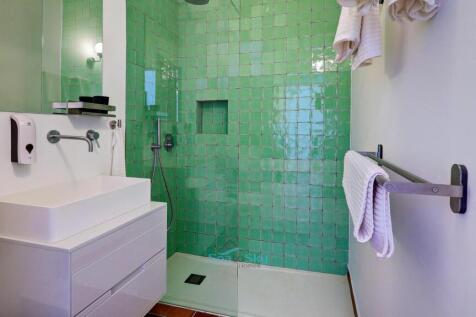en-suite shower room