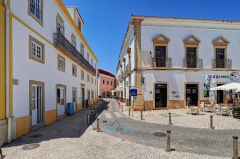 steps from river, cafés and restaurants