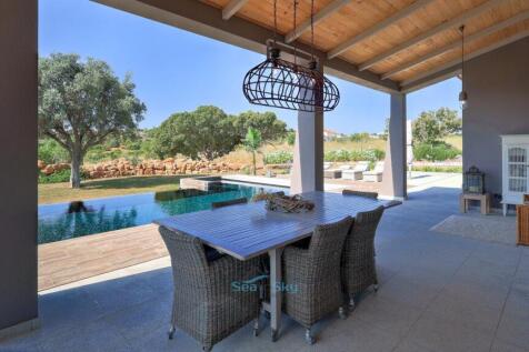 plenty of space for alfresco dining