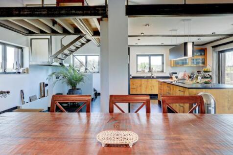mezzanine above kitchen
