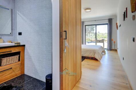 all bedrooms ensuite