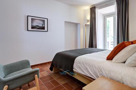 ground floor apartment bedroom doors to courtyard