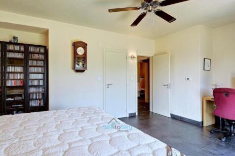 walk-in wardrobe