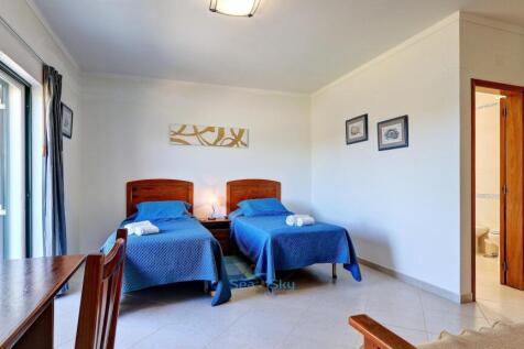 upper floor bedroom 2