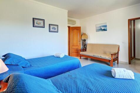 walk in wardrobe and en-suite