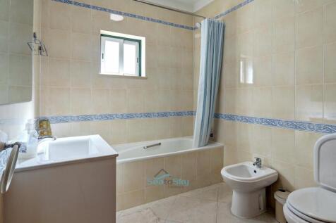 upper level en-suite bathroom