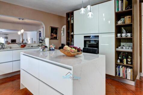 central island with breakfast bar