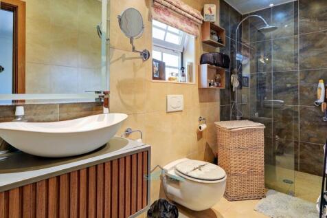 en-suite shower room