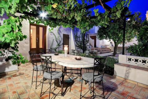 al-fresco dining with views