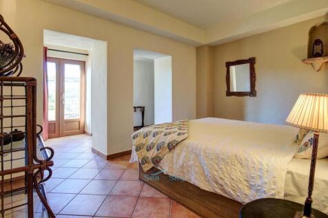 with doors to garden