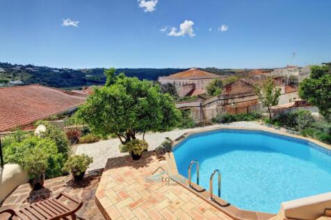 pool with water feature