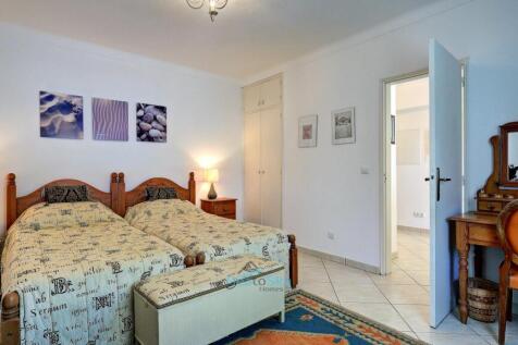 2nd bedroom off entrance hall