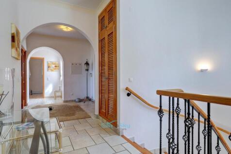 entrance hall with coat cupboard