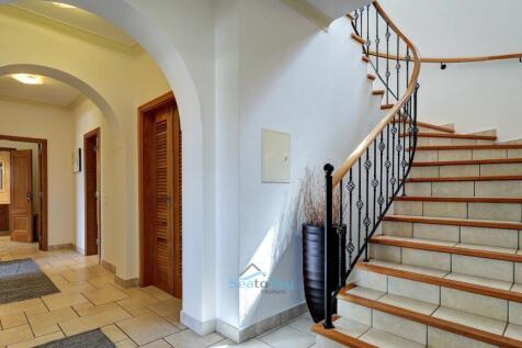 stairs down to 4 further bedrooms