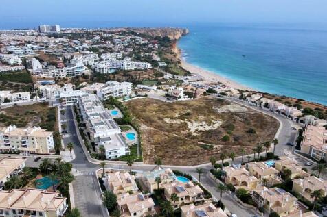 5 minute walk to the beach