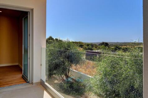 shared balcony between bedrooms 2 &amp; 3