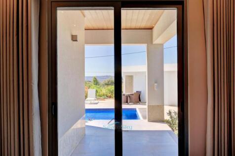 patio doors to pool
