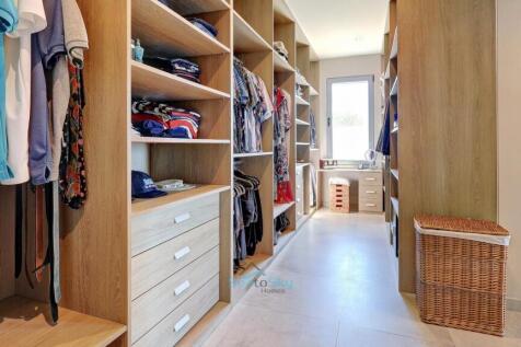 walk-in wardrobe