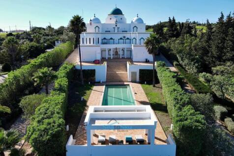 relaxing pool pergola