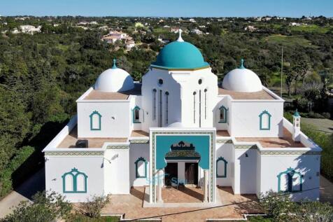 domed bedrooms and central dome
