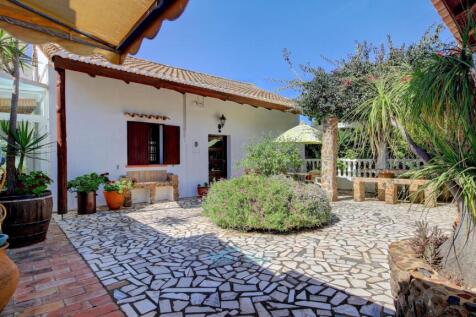 entrance back into 2nd lounge  (or self contained annex)