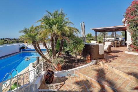 steps down to swimming pool