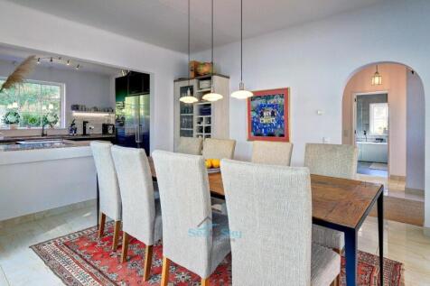 dining area back through to entrance hallway