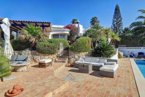 private sunbathing and relaxation area