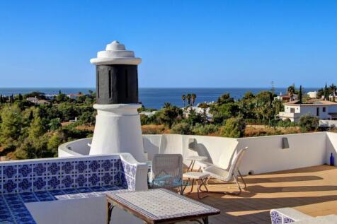 built-in tiled seating