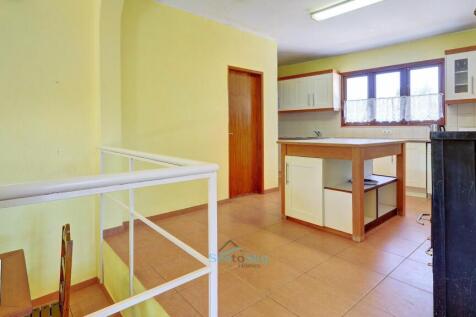 kitchen off entrance hall