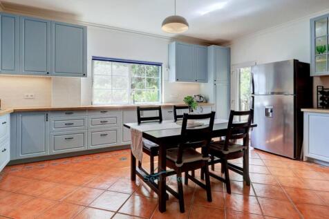 plenty of cupboards and worktops