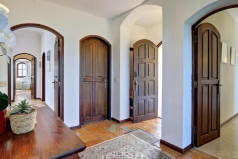 entrance hallway to bedrooms &amp; kitchen
